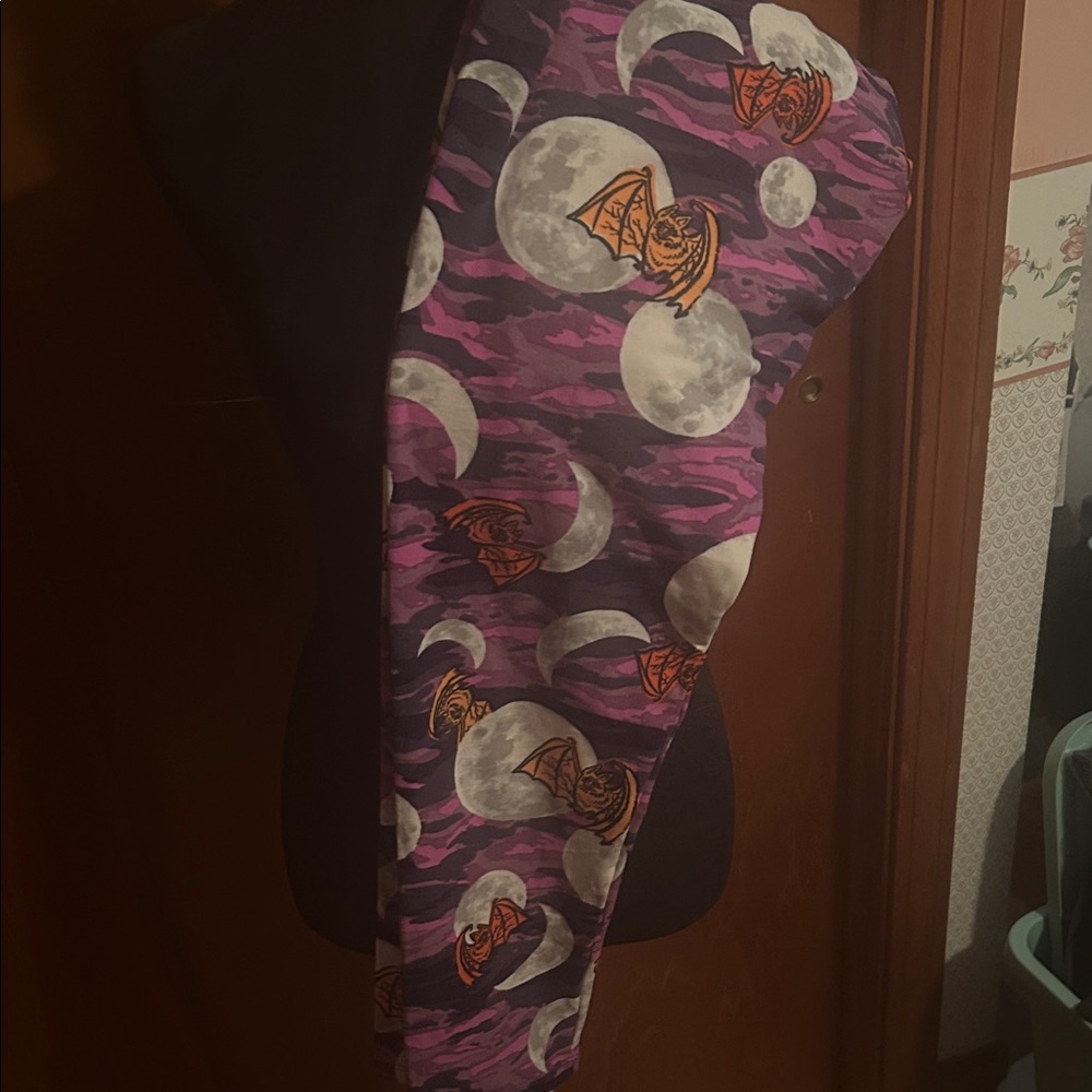 LuLaRoe Purple Halloween Leggings with Bats